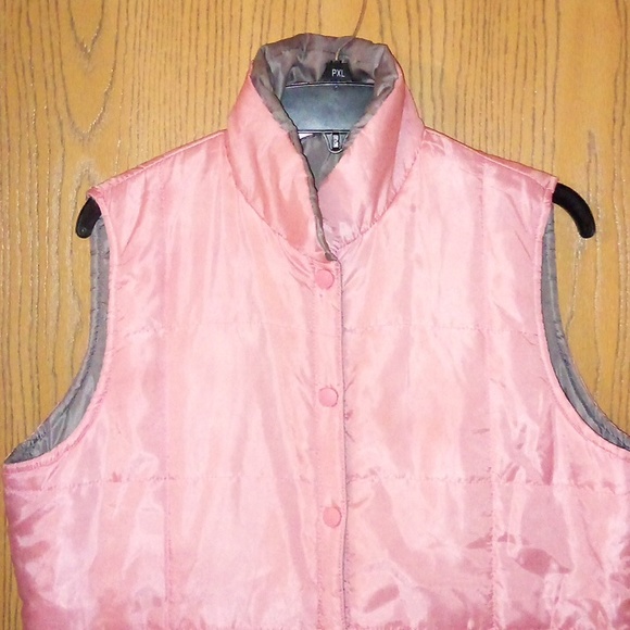 Lt. PINK & GRAY *REVERSIBLE* INSULATED FuLL ZIP-UP VEST SIZE: L/XL W/ POCKETS - Picture 2 of 7